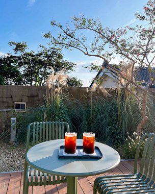 Güzel bir masa, bir bardak şarap ve bir fincan kahve.