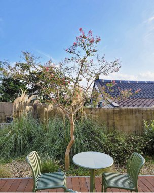 Banklı bir ev manzarası