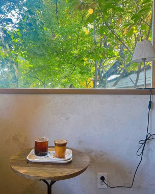 Tahta masada bir fincan kahve ve çay.