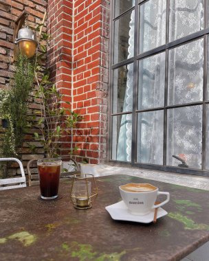 Lokantada kahve ve bir bardak kahve..