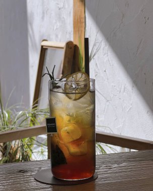 Masada bir bardak buz ve limon suyu var.