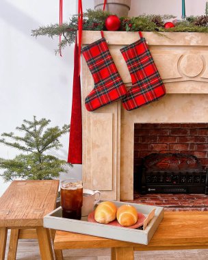 Şömineli Noel ağacı, Noel ağacı ve odadaki ahşap masada hediyeler.