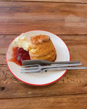Tahta masada lezzetli bir kruvasan ile bir fincan çayın yüksek açılı çekimi.