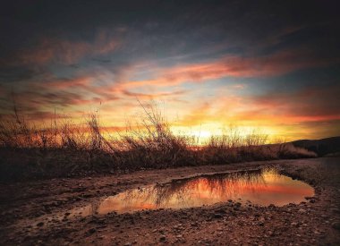 Gün batımı sahnesinin resimsel görüntüsü