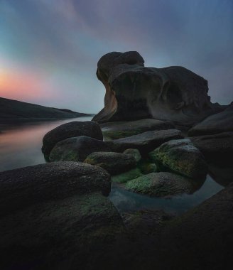 Denizin üzerinde güzel bir gün batımı