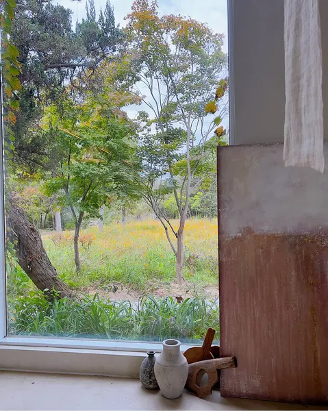 Bahçedeki eski ahşap ev