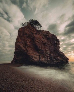Deniz kıyısındaki güzel gün batımı