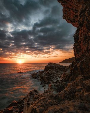 Kayalık bir sahilde güzel bir gün batımı
