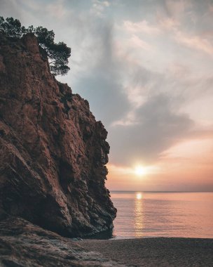 Costa Brava dağlarında gün doğumu.
