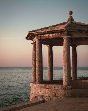 İsrail Eyaleti 'nin en ünlü simgesinin başkentinde kutsal üçlünün tapınağı.