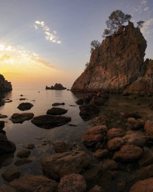 Denizin üzerinde güzel bir gün batımı