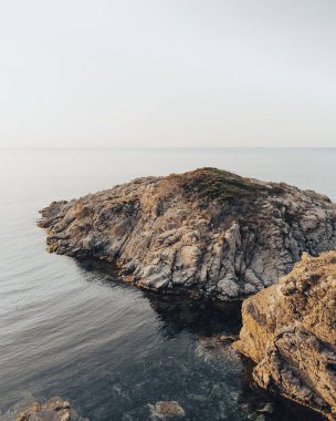 Kayalık sahil ve deniz manzarası