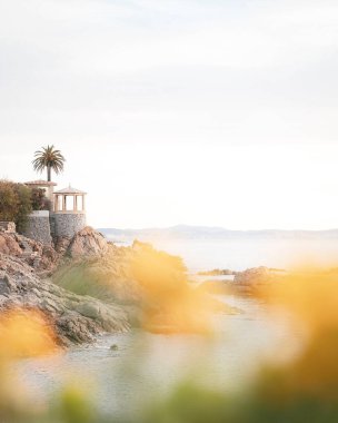 Denizin üzerinde güzel bir gün batımı