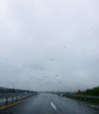 Arabadaki yağmur damlaları