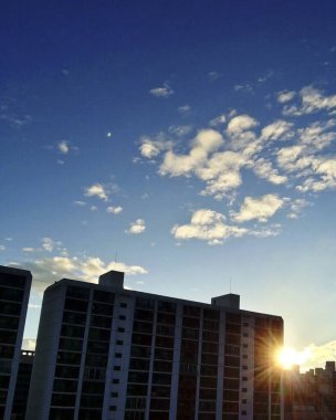 Şehrin üzerinde gün batımı