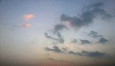 Güzel gün batımı gökyüzü bulutlu