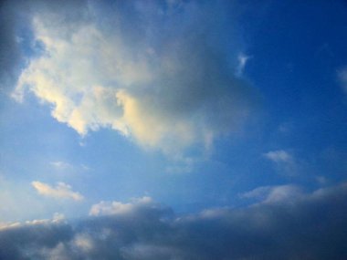 Bulutlu mavi gökyüzü