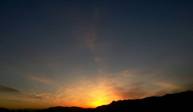 Dağların ardında güzel bir gün batımı