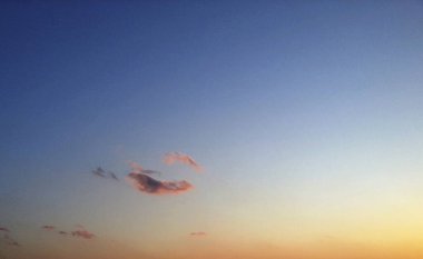 Bulutlu güzel günbatımı gökyüzü, doğa bulutları