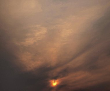 Güzel gün batımı gökyüzü bulutlu