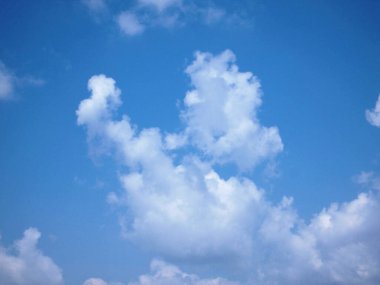 Mavi gökyüzü arkaplanı, beyaz kabarık bulutlar. Beyaz kabarık bulutlu gökyüzü