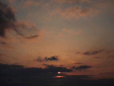 Güzel gün batımı gökyüzü bulutlu