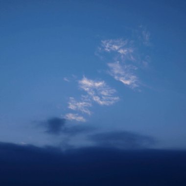 Akşam gökyüzünde kara bulutlar