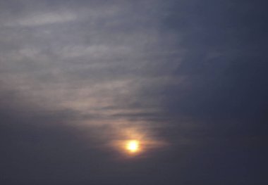 Güzel gün batımı gökyüzü bulutlu