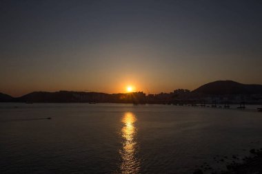 Denizin üzerinde güzel bir gün batımı