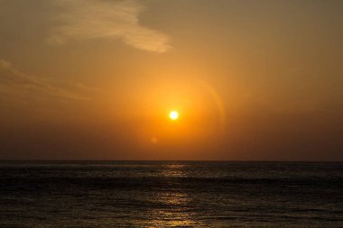 Denizin üzerinde gün batımı