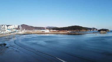 Deniz kıyısının güzel manzarası