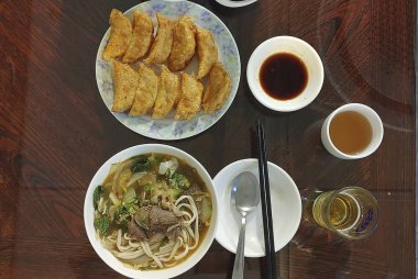 Asya yemeği, erişte ve domuz eti.