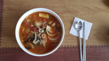 Tayland çorbası, Tayland yemeği, yakın çekim, çorba manzarası, Tayland yemeği.