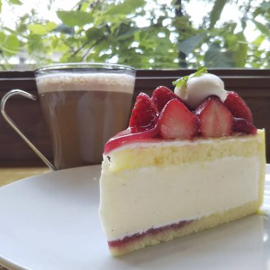 Çilekli ve naneli taze peynirli kek.