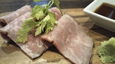 Baharatlı ve otlu taze çiğ domuz eti.