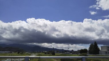 Dağ ve mavi gökyüzü olan güzel bir manzara.