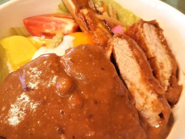 Lezzetli Asya yemeklerinin yakın görüntüsü