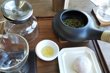 Bir bardak çay, bir fincan çay ve ahşap bir masa.