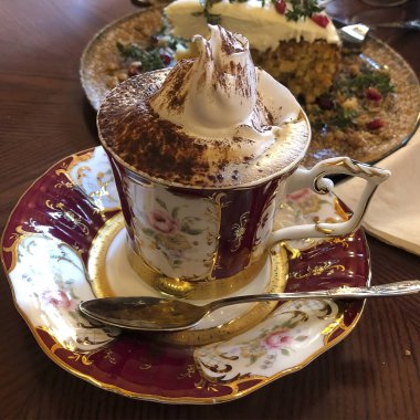 Kremalı ve çikolatalı kahve fincanı.