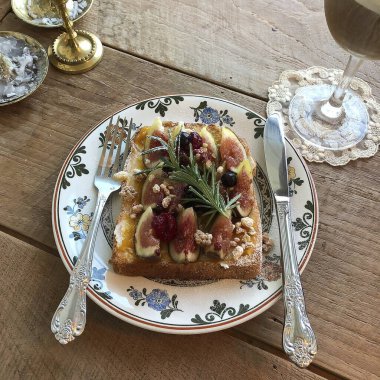 Taze meyveli lezzetli İtalyan pizzası.