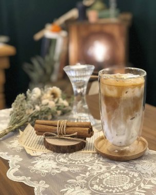 Kahve ve süt, ahşap bir masada.