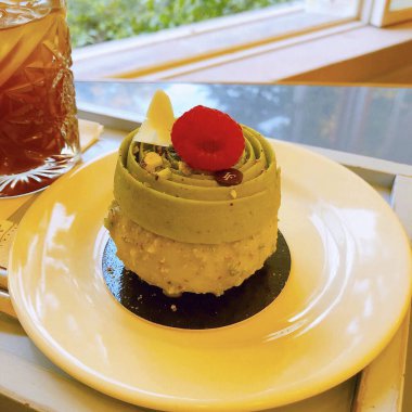 Kremalı ve naneli kek.