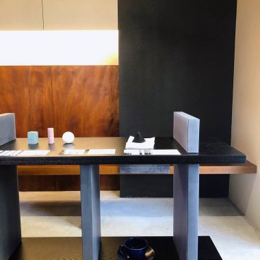 Modern bir otelin içinde.