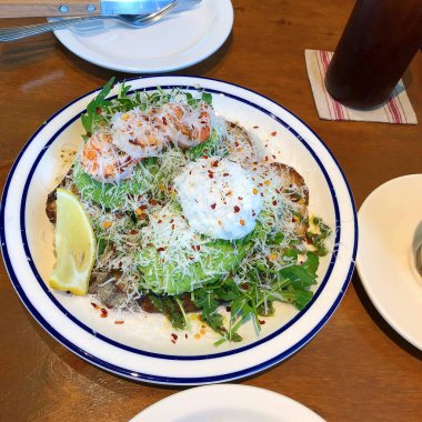 Sebzeli ve soslu yumurta.