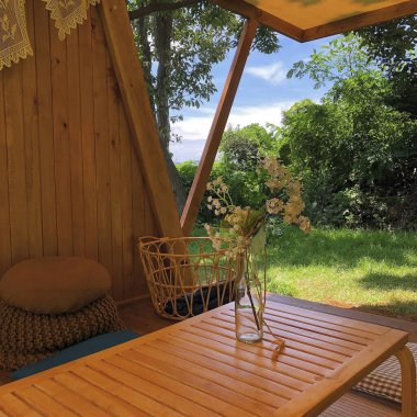 Büyük ahşap bir çadırı olan güzel bir iç mekan.