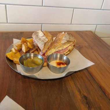 Yüksek açılı bir sandviç ve patates kızartması.