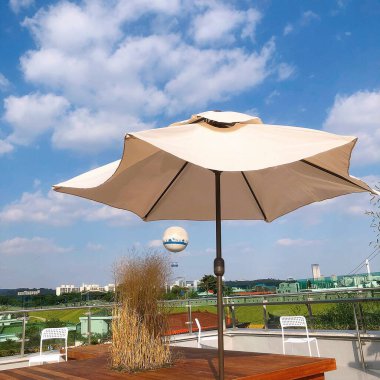 Otelin masası ve yüzme havuzu..