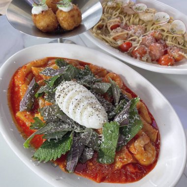 Yakın plan - beyaz masadaki lezzetli yiyeceklerin görüntüsü