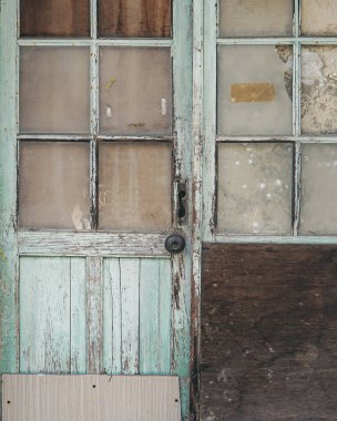 Pencereli eski kapı