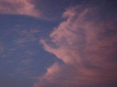 Güzel gün batımı gökyüzü bulutlu